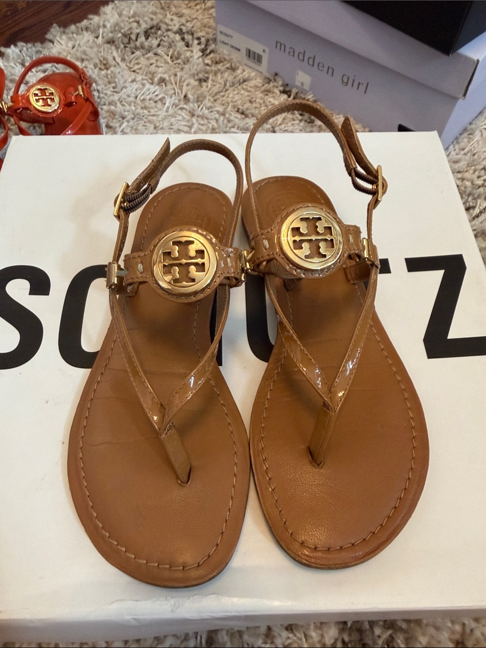 Tory Burch Tan Patent Leather Thong Sandals with Gold Logo